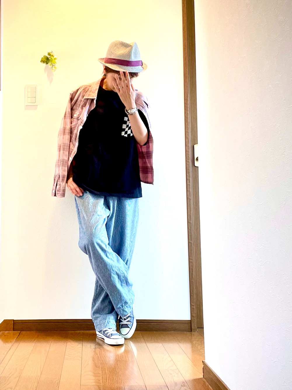 ブラック系のTシャツ/カットソー、ブルー系のデニムパンツ、ピンク系のシャツ/ブラウスを着用したレディースの秋コーディネートの1枚目の写真