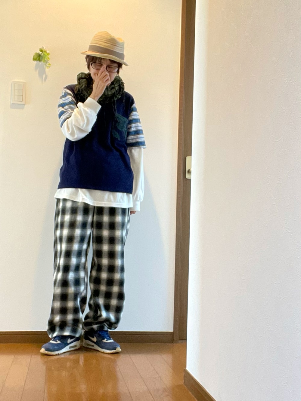 「やっぱり帽子が好き、レイヤードスタイル、チェック、イージーパンツ、麦わら帽子、ストール、スニーカー、大人カジュアル、NIKE、エアマックス、カットソー、アラフィフ、メンズライク」｜「masterkeyのニット×布帛（Tシャツ/カットソー、ブルー系）」を使った、ike mieさん（レディース・158cm）の春コーディネートの1枚目の写真