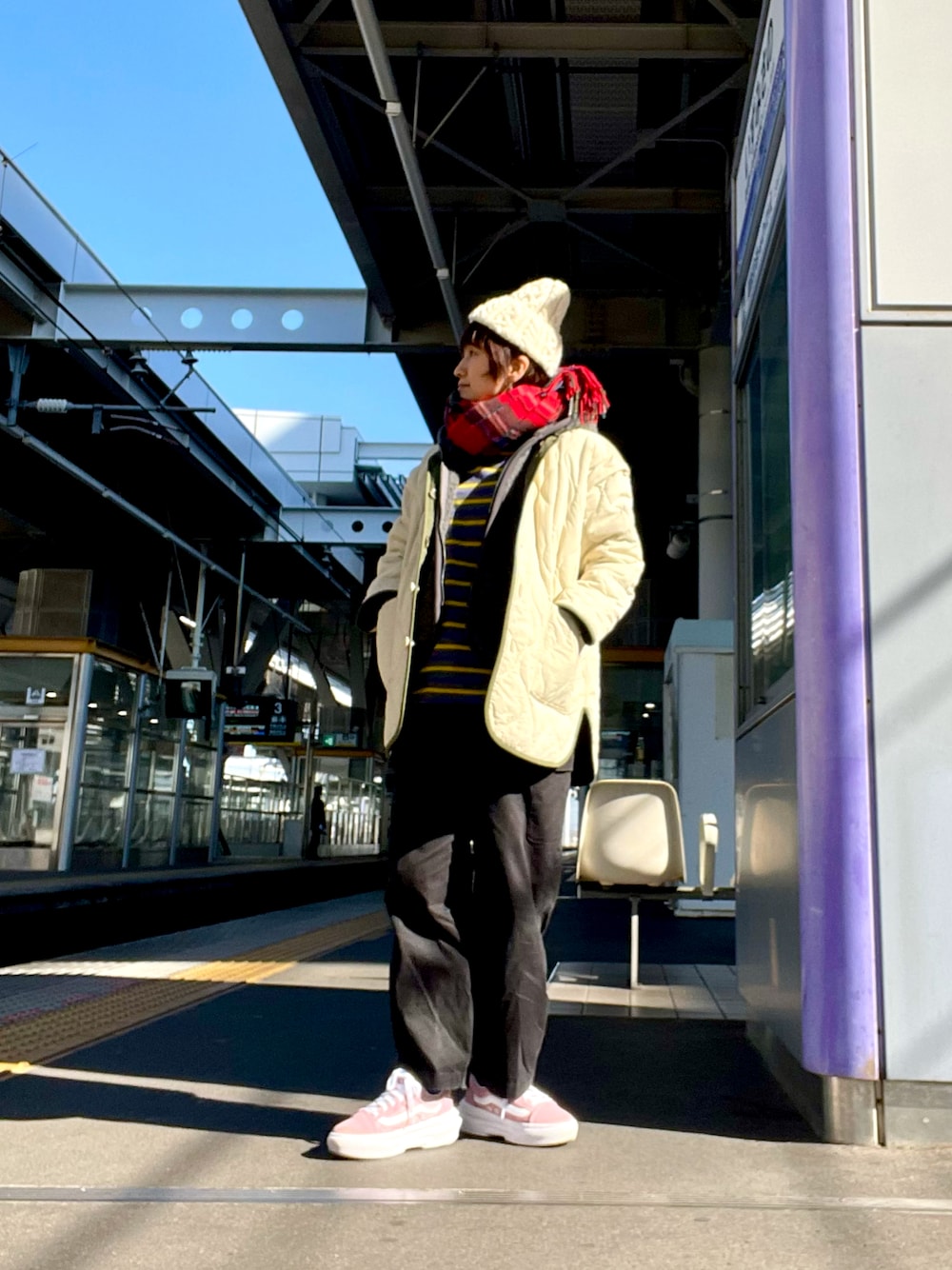 グレー系のベスト、グリーン系のジャケット/アウター、ブラック系のカーゴパンツを着用したレディースの冬コーディネートの1枚目の写真