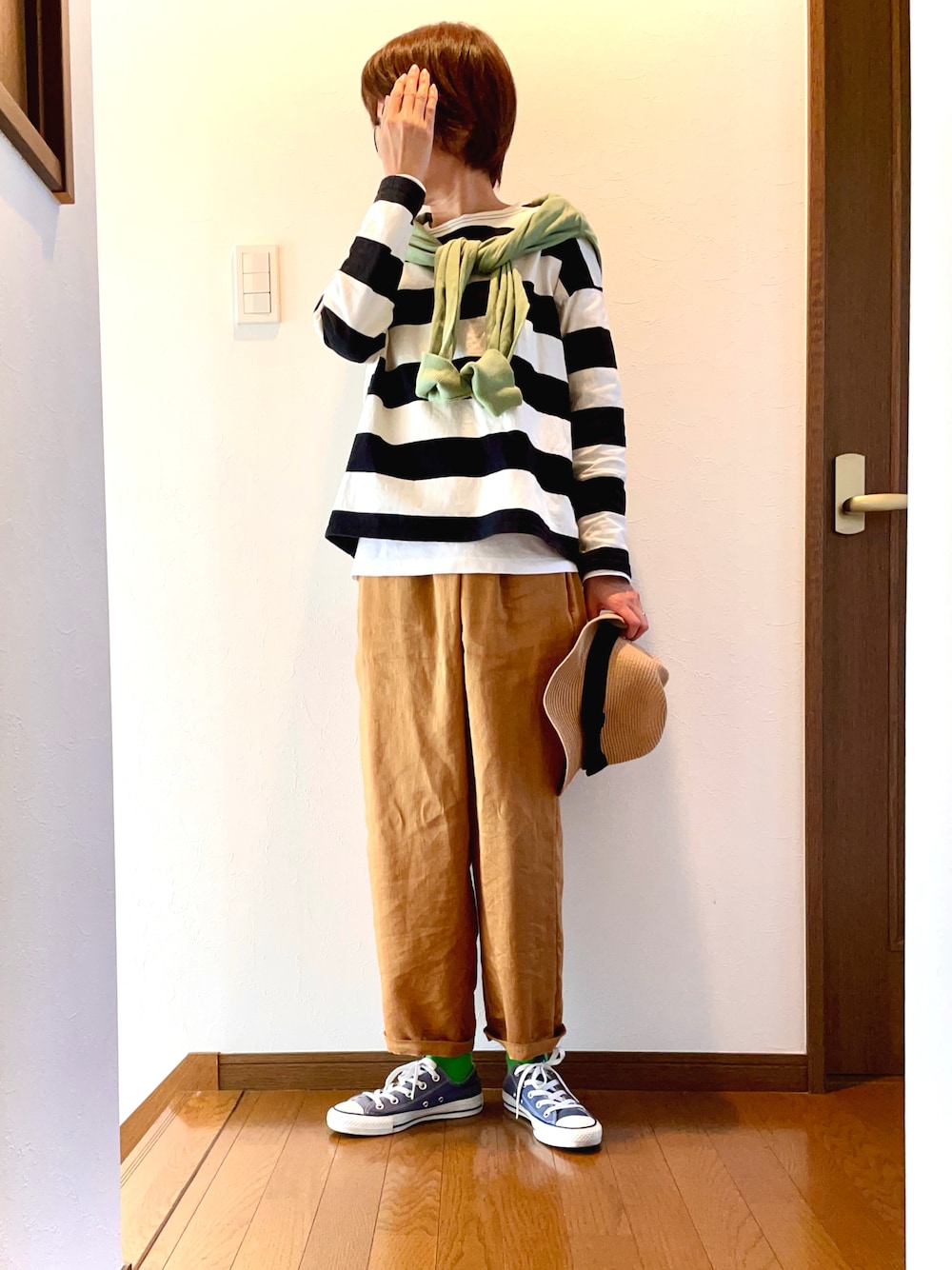 ブラック系のTシャツ/カットソー、ベージュ系のその他パンツ、ブルー系のスニーカーを着用したレディースの春コーディネートの1枚目の写真