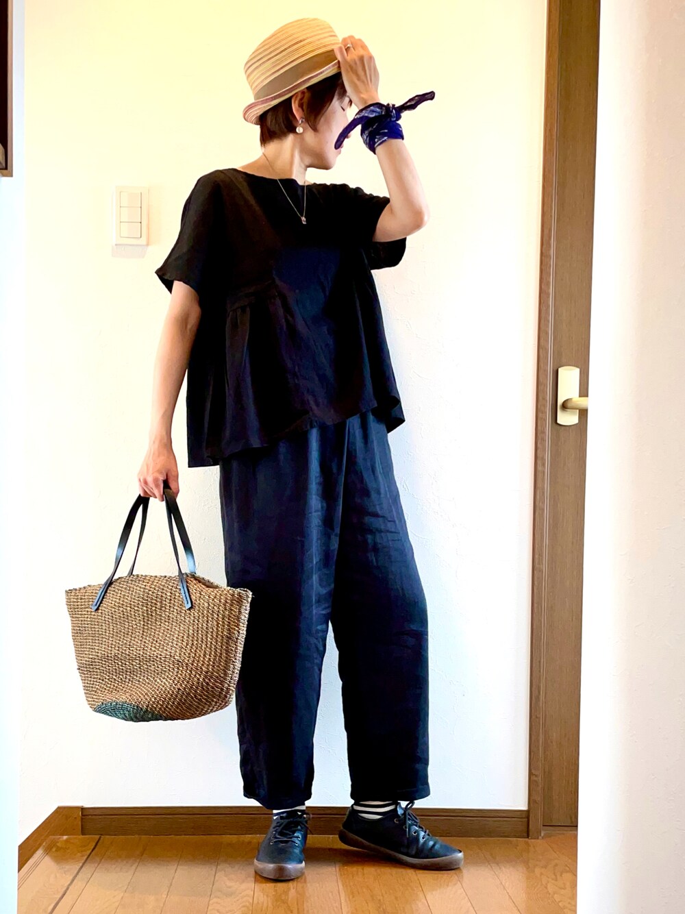 ブラック系のシャツ/ブラウス、ブラック系のその他パンツ、ブラック系のドレスシューズを着用したレディースの夏コーディネートの1枚目の写真