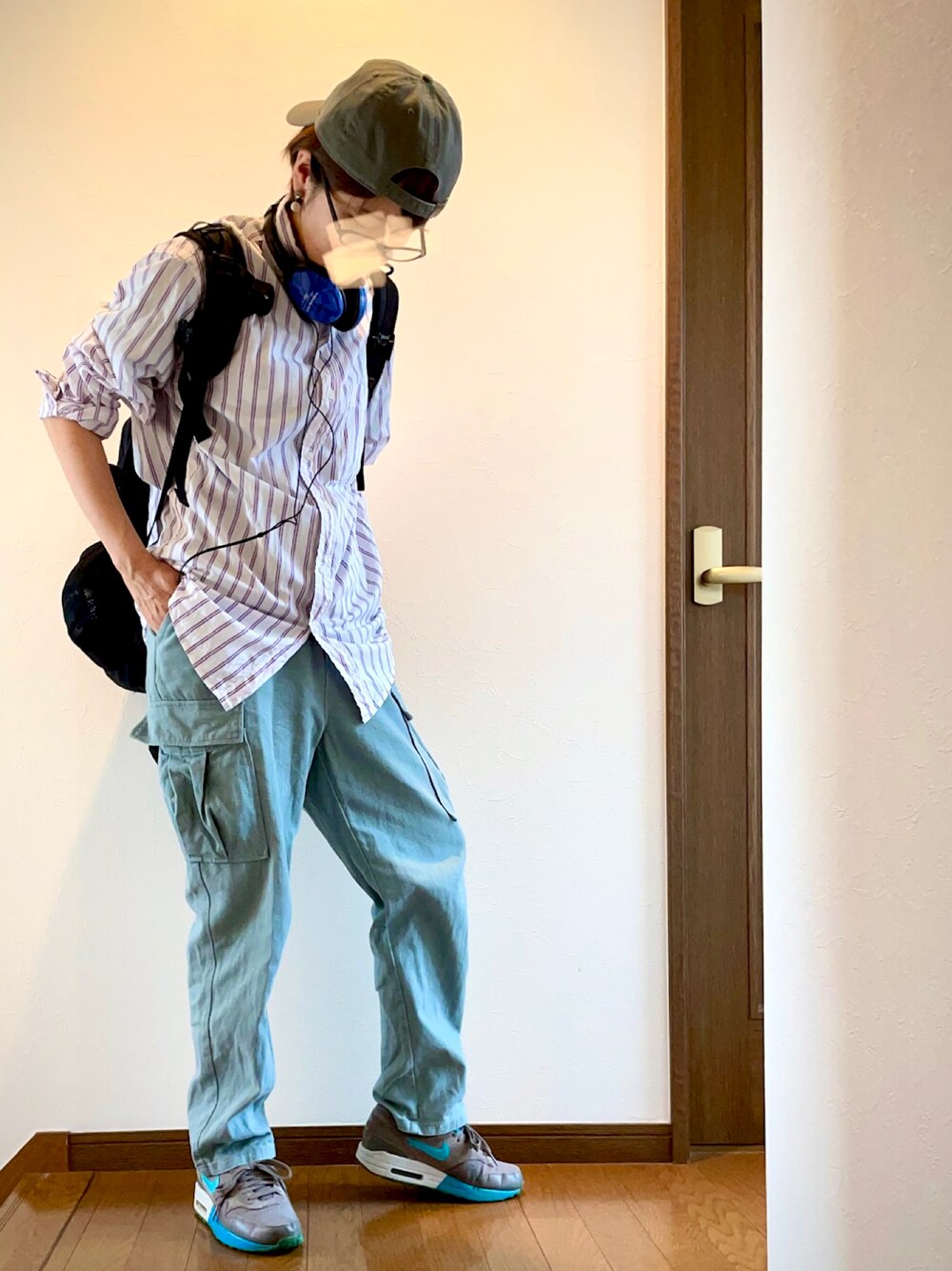 グリーン系のカーゴパンツ、ホワイト系のシャツ/ブラウス、グレー系のスニーカーを着用したレディースの夏コーディネートの1枚目の写真