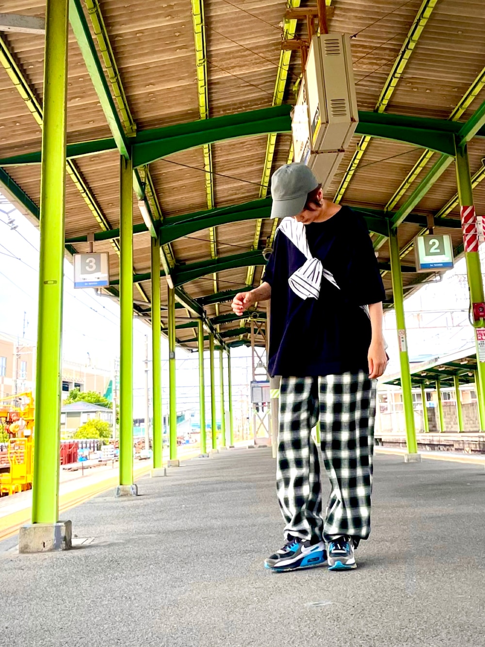 グリーン系のその他パンツ、ブラック系のTシャツ/カットソー、ブラック系のスニーカーを着用したレディースの夏コーディネートの1枚目の写真