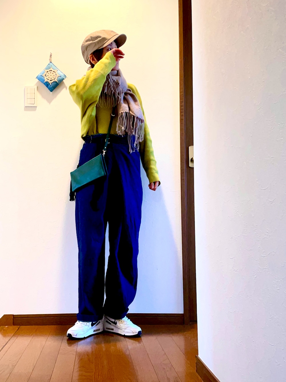 「ニット、デニム、冬コーデ、ストール、マフラー、スニーカー、NIKE、エアマックス、キャスケット、タックイン、大人カジュアル、グリーン、私の好きなデニムコーデ、うさこのスウィーツ同盟会、マフラーぐるぐる」｜「coca（coca）のアイテム（ニット/セーター、グリーン系）」を使った、ike mieさん（骨格ナチュラル・レディース・158cm）の冬コーディネートの1枚目の写真