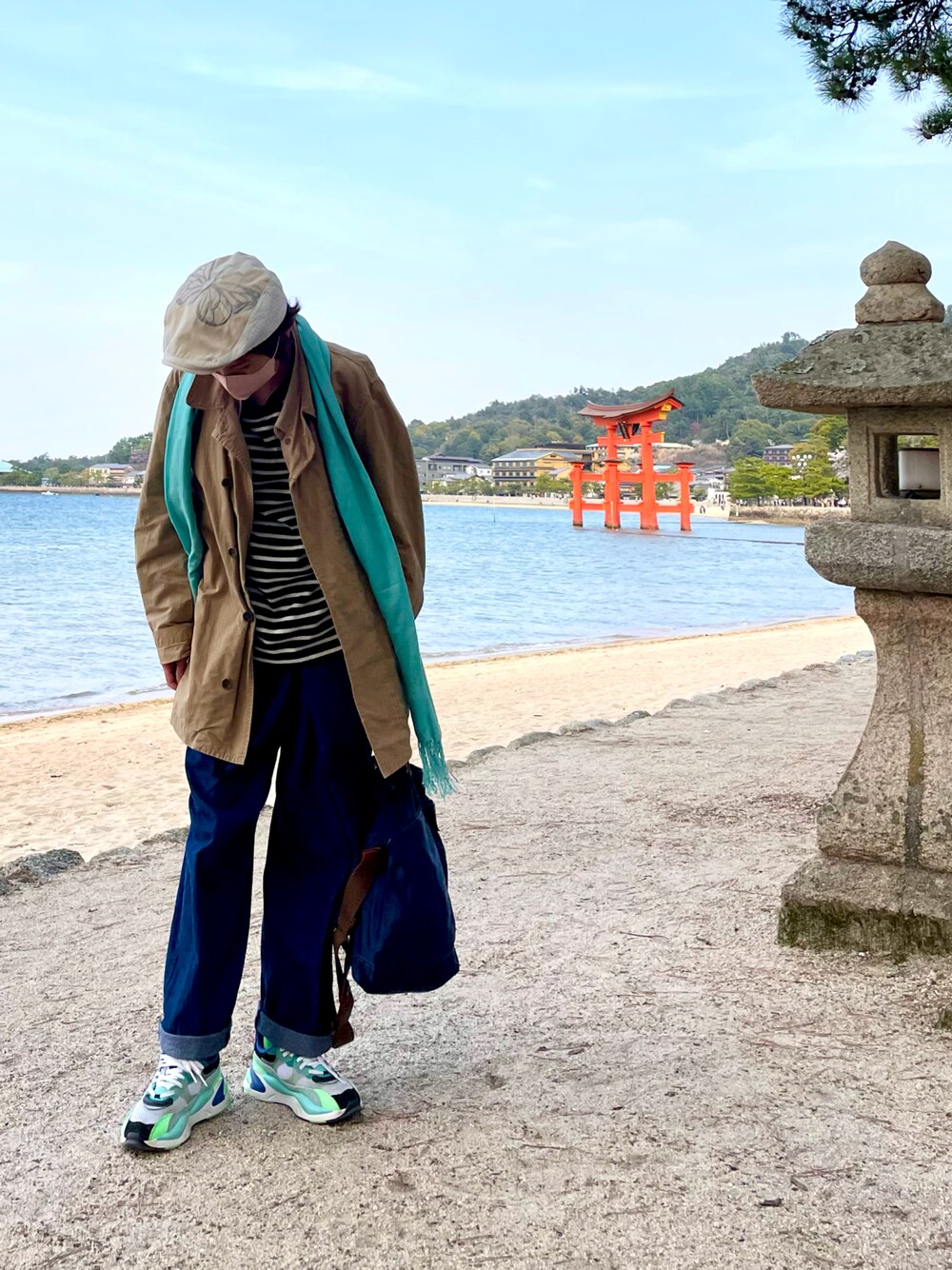 「春コーデ、春色、カバーオール、春アウター、デニム、デニムパンツ、ボーダー、スニーカー、ストール、ハンチング、トートバッグ、ブルゾン、着回しコーデ、大人カジュアル」｜「宮島🌸の桜満開🌸の宮島、なんとも美しい風景✨（その他、ピンク系）」を使った、ike mieさん（骨格ナチュラル・レディース・158cm）の春コーディネートの1枚目の写真