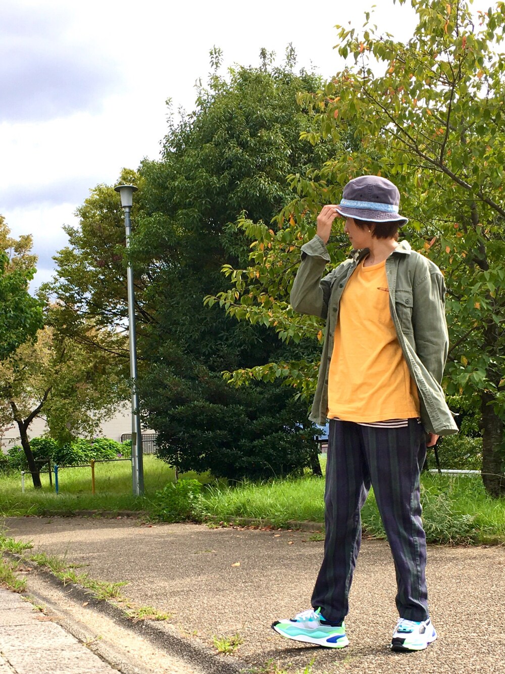 「チェック、スニーカー、秋のコーデ、ハット、オーバーサイズ、大人カジュアル、カーキ、メンズライク、PUMA、ミリタリーシャツ、加齢めカジュアル、チェッカーずまつり2021秋」｜「Chloro sisterのポケットの中がチェック（Tシャツ/カットソー、イエロー系）」を使った、ike mieさん（レディース・158cm）の秋コーディネートの1枚目の写真