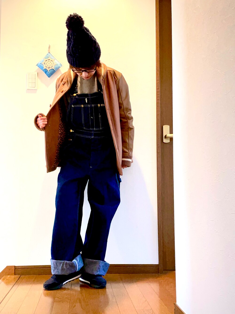 「スタジャン、オーバーオール、サロペット、デニム、スウェット、古着、スニーカー、ニット帽、LEE、デニムサロペット、トレーナー、キャメル、レザー、大人カジュアル、スウィーツ同盟会」｜「Leeのアイテム（サロペット/オーバーオール、ブルー系）」を使った、ike mieさん（骨格ナチュラル・レディース・158cm）の冬コーディネートの1枚目の写真