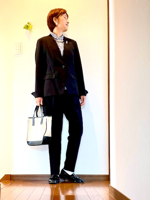 パンツスーツとローファーのセット 1677654672_500.jpg