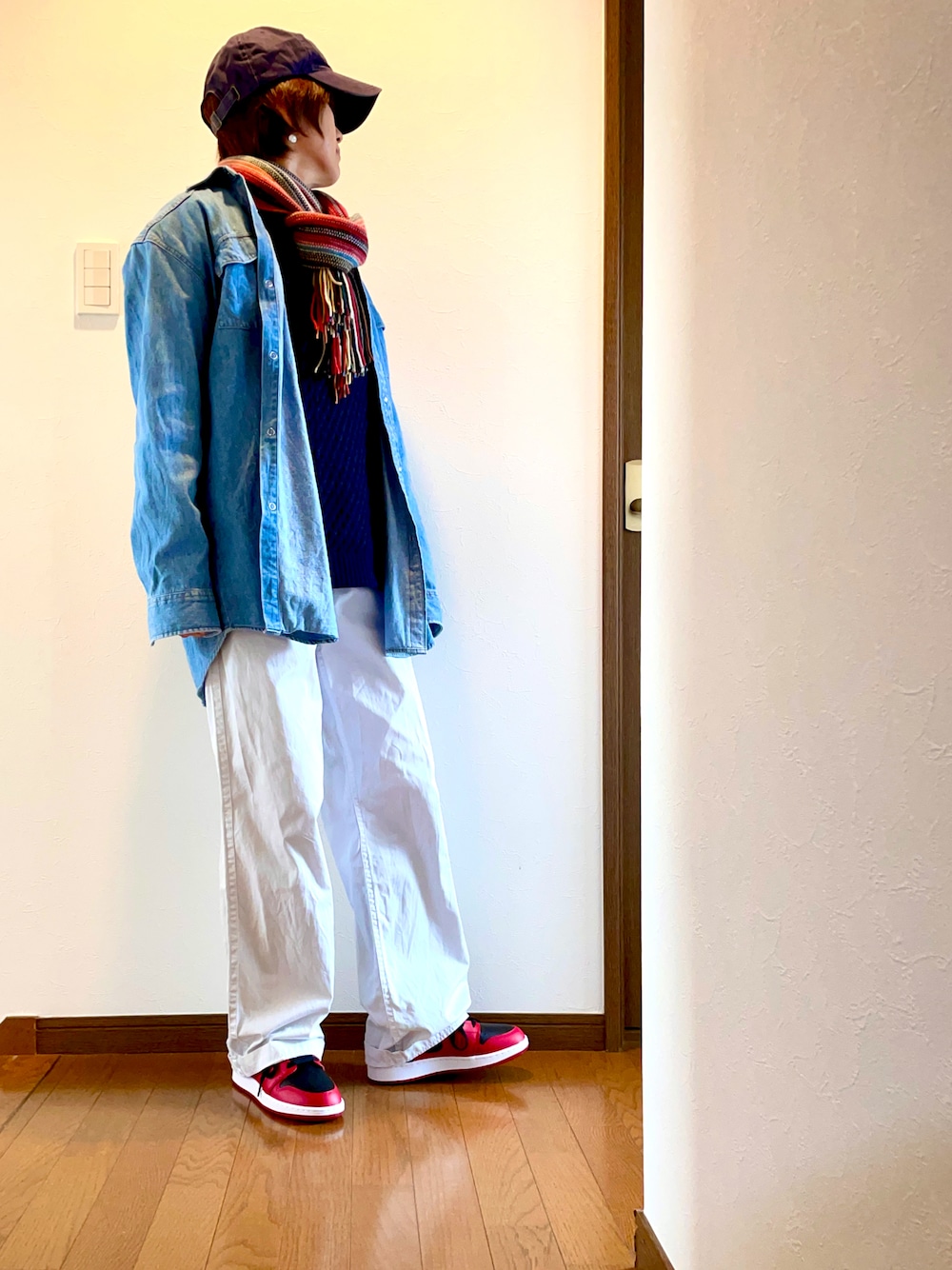 「デニムシャツ、古着、古着MIX、ニット、セーター、冬コーデ、白パンツ、NIKE、スニーカー、ジョーダン、マフラー、キャップ、メンズライク、ケーブルニット、大人カジュアル」｜「Wranglerの古着のメンズ、デニムダンガリーシャツ（シャツ/ブラウス、ブルー系）」を使った、ike mieさん（骨格ナチュラル・レディース・158cm）の冬コーディネートの1枚目の写真