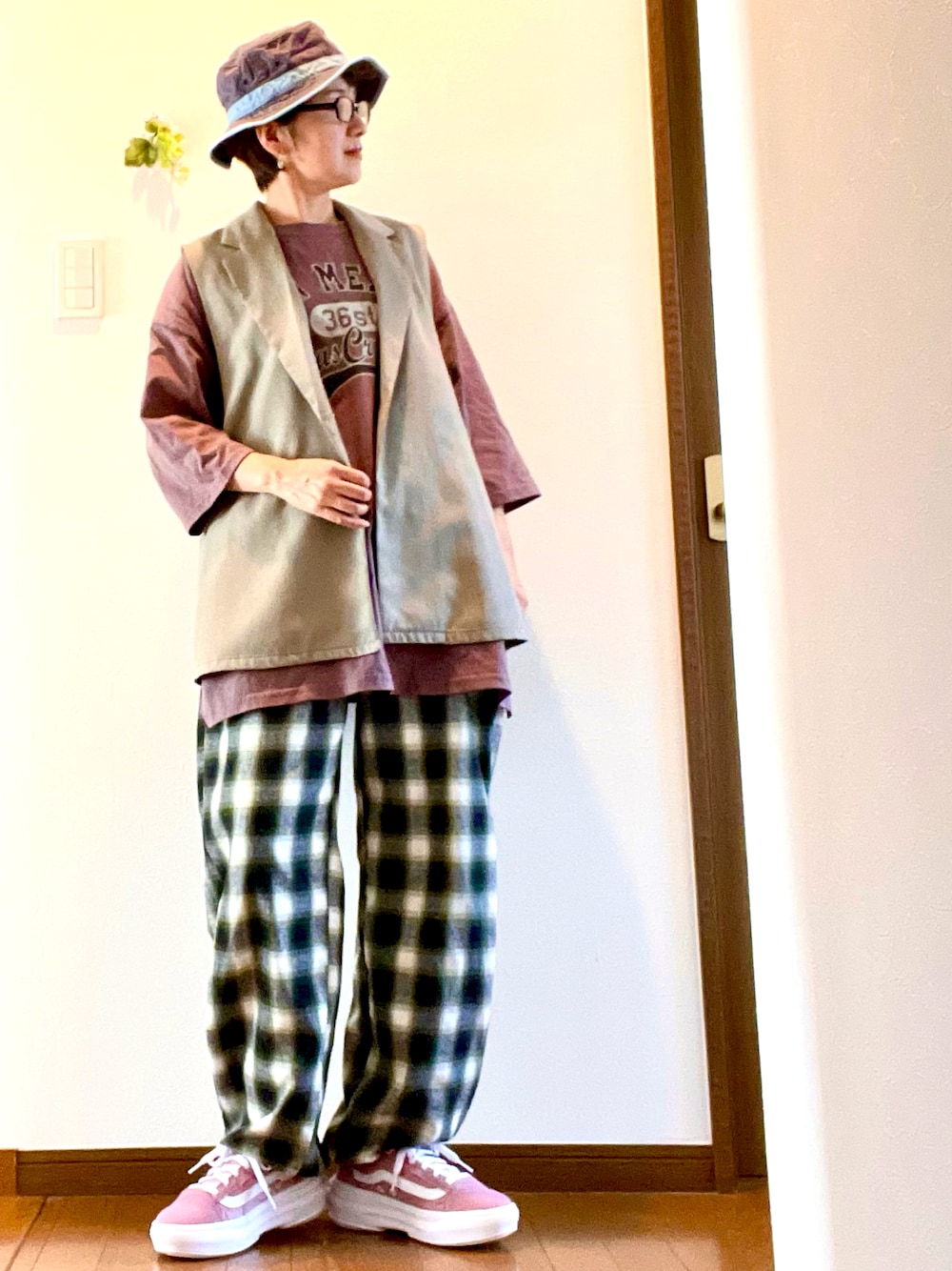 グリーン系のその他パンツ、ブラウン系のTシャツ/カットソー、ピンク系のスニーカーを着用したレディースの秋コーディネートの1枚目の写真