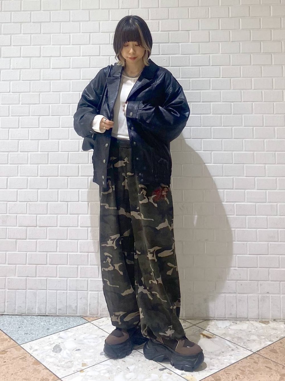 ブラウン系のブーツ、その他のスウェットパンツ、ブラック系のブルゾンを着用したレディースの秋コーディネートの1枚目の写真