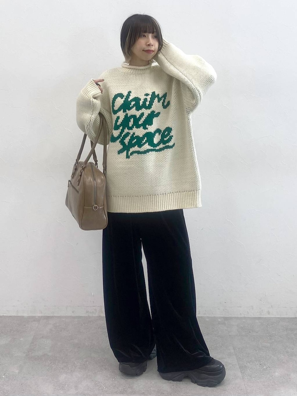 ブラック系のブーツ、ホワイト系のニット/セーター、ブラック系のその他パンツを着用したレディースの秋コーディネートの1枚目の写真