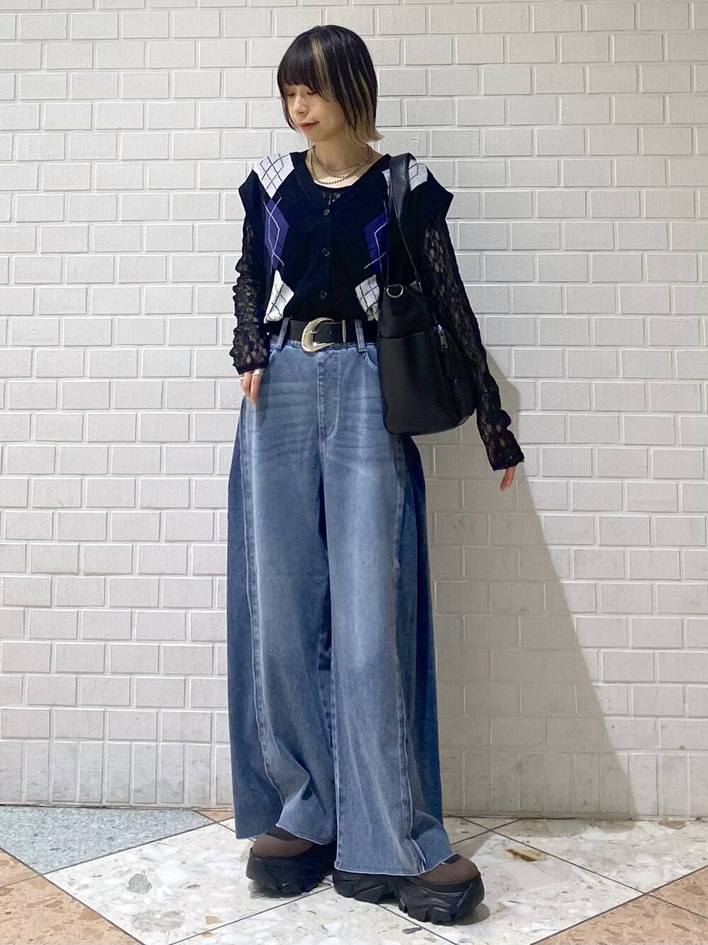 ブラウン系のブーツ、ブルー系のデニムパンツ、ブラック系のボストンバッグを着用したレディースの夏コーディネートの1枚目の写真