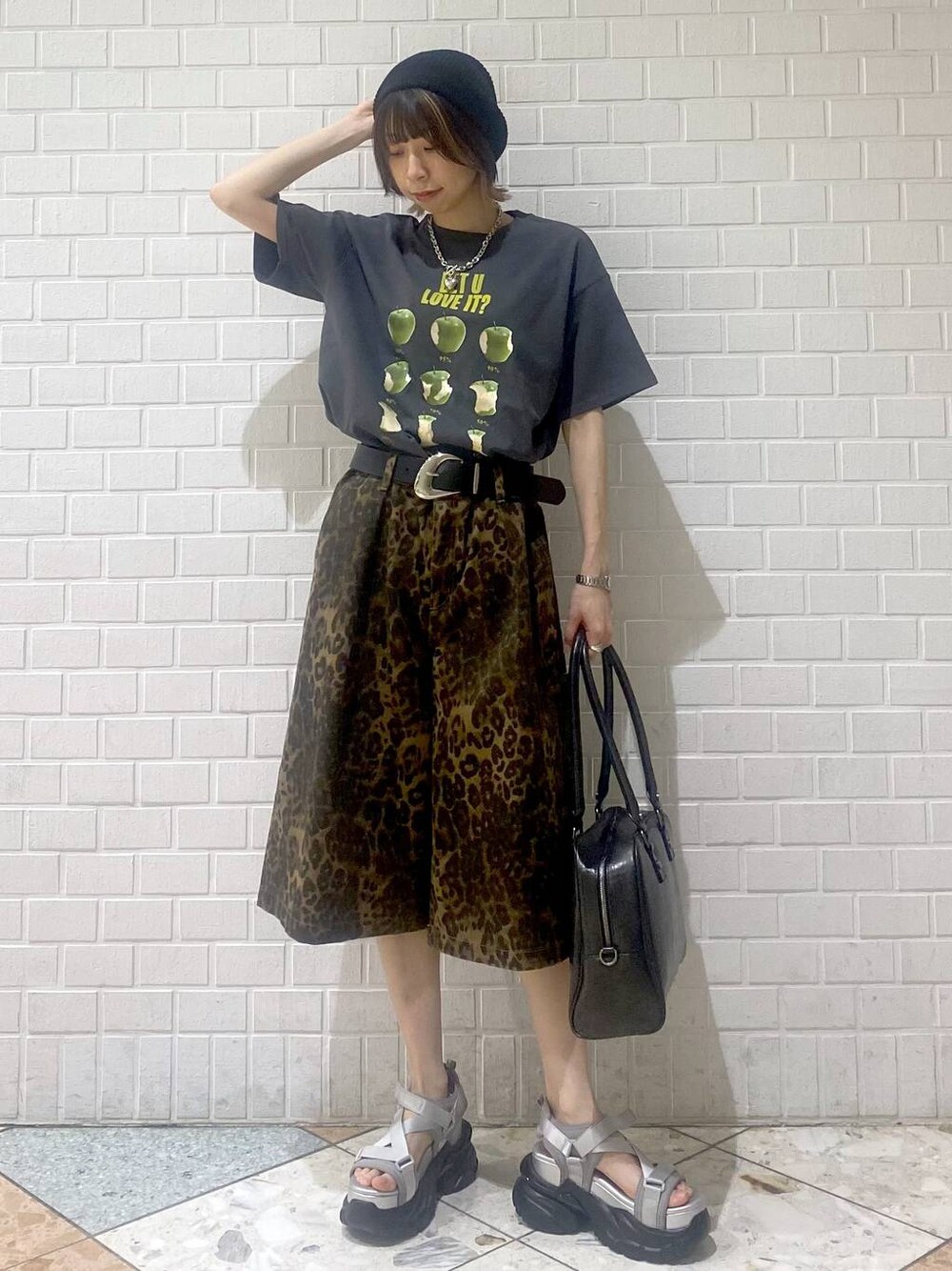 「ベーシック/シンプル、カジュアル、女子ウケ、PAGEBOY、PBLIM、メンズライク、ラフ、楽ちんコーデ、ハーフパンツ、厚底シューズ、サンダル、ボストンバッグ、パンツ」｜「PBLIMの【PBLIM】2WAYボストンバッグ（ボストンバッグ、ブラック系）」を使った、matsuさん（レディース・156cm）の夏コーディネートの1枚目の写真