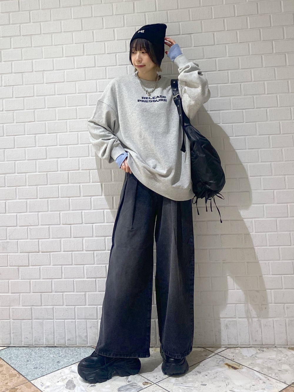 「PAGEBOY、PBLIM、ユニセックス、オーバーサイズ、ゆったり、ラフ、カジュアル、ニット帽、メンズライク、デニムパンツ、パンツスタイル、デニム、厚底スニーカー、スニーカー、スウェット」｜「PAGEBOYのプラットチャンキースニーカー（スニーカー、ブラック系）」を使った、matsuさん（レディース・156cm）の冬コーディネートの1枚目の写真