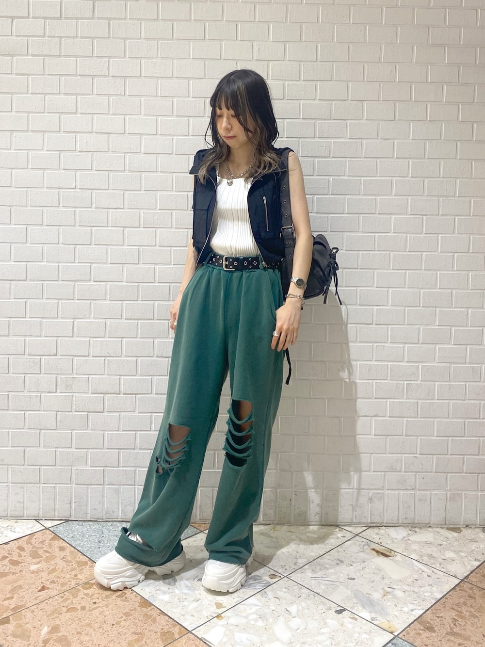 「夏コーデ、スニーカー、スウェット、スウェットパンツ、厚底スニーカー、PAGEBOY、ラフ、シンプルコーデ、カジュアル、グリーン、ノースリーブ」｜「PAGEBOYのフードツキナイロンジャケットノースリ（ナイロンジャケット、ブラック系）」を使った、matsuさん（レディース・156cm）の夏コーディネートの1枚目の写真