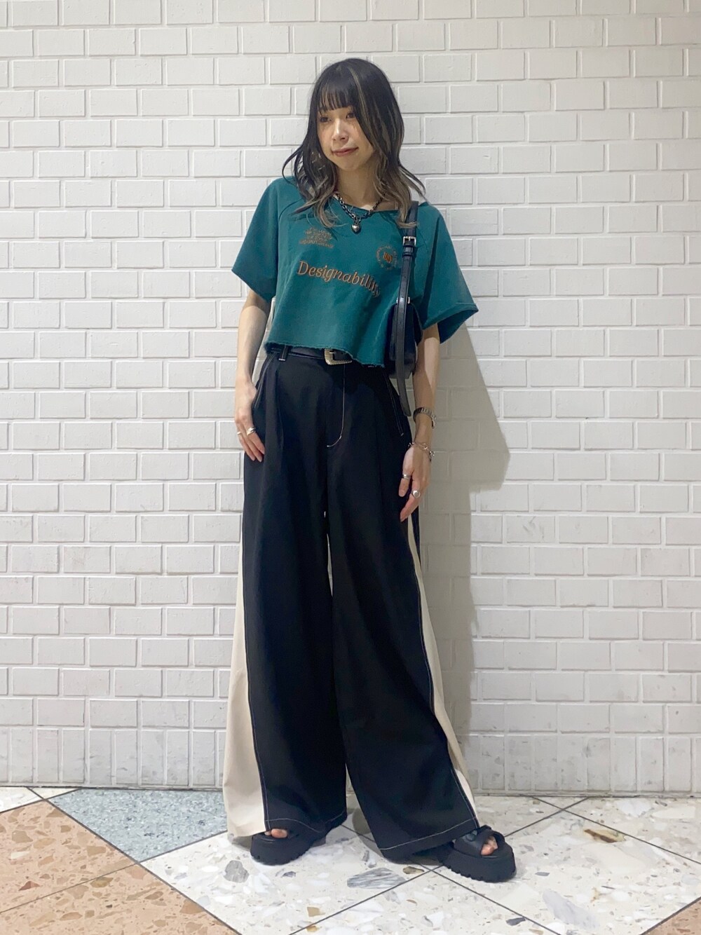 「夏コーデ、ワイドパンツ、サンダル、PAGEBOY、グリーン、ゲームシャツ、足長効果、Tシャツ、ショート丈、シンプル、カジュアル」｜「PAGEBOYのサイドキリカエパンツ（その他パンツ、ブラック系）」を使った、matsuさん（レディース・156cm）の夏コーディネートの1枚目の写真