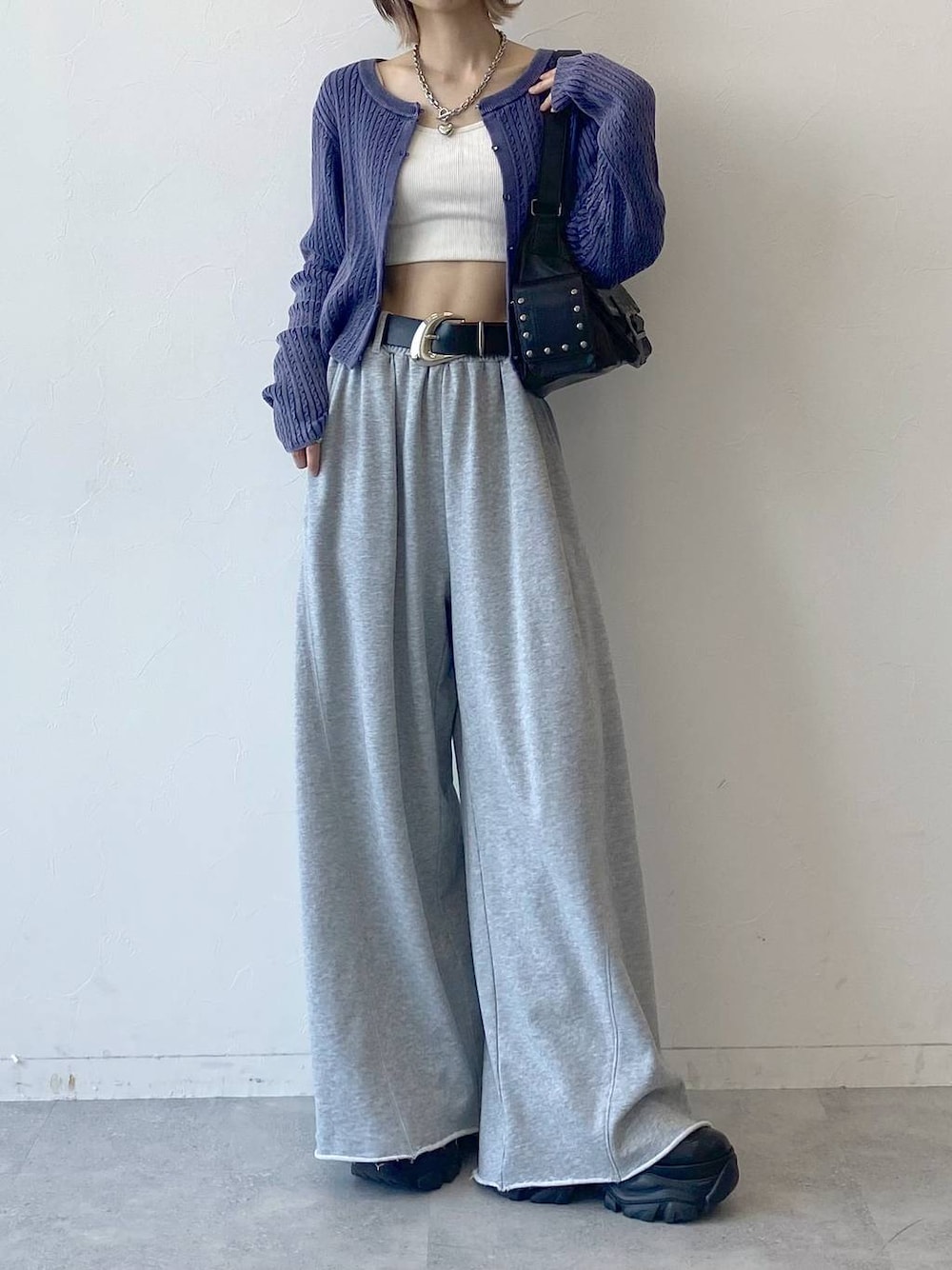 「カジュアル、ベーシック/シンプル、女子ウケ、PAGEBOY、スウェット、スウェットパンツ、キャップ、厚底シューズ、スニーカー、ラフ、ショルダーバッグ」｜「PAGEBOYのプラットチャンキースニーカー（スニーカー、ブラック系）」を使った、matsuさん（レディース・156cm）の夏コーディネートの1枚目の写真