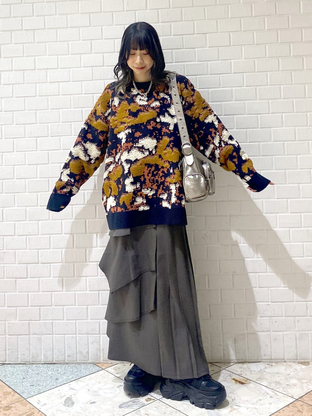 「PAGEBOY、ニット、柄ニット、スニーカー、厚底シューズ、オーバーサイズ、ゆったり、スカート、ロングスカート、アシンメトリー、冬コーデ、JEANASiS、ショルダーバッグ、モード、カジュアル」｜「PAGEBOYのループアート柄ニットプルオーバー（ニット/セーター、ブルー系）」を使った、matsuさん（レディース・156cm）の冬コーディネートの1枚目の写真