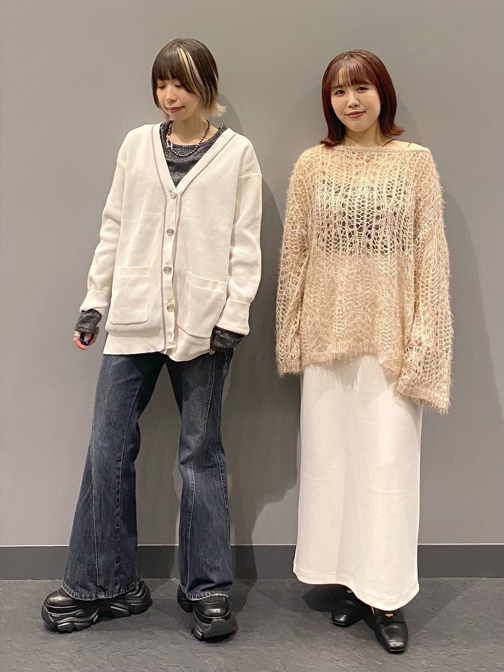 ブラック系のブーツ、ブラック系のTシャツ/カットソー、ブルー系のデニムパンツを着用したレディースの秋コーディネートの1枚目の写真