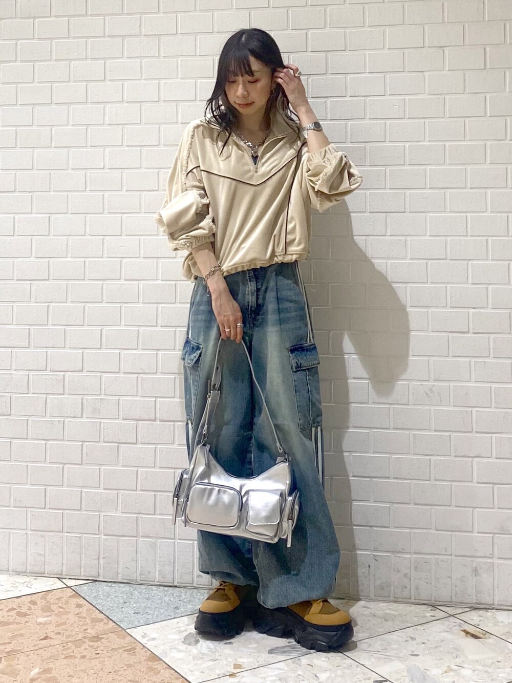 「PAGEBOY、PBLIM、ユニセックス、ラフ、カジュアル、秋コーデ、ベロア、ベージュ、秋っぽコーデ更新中、パンツスタイル、カーゴパンツ、デニム」｜「PAGEBOYのハートマンテルネックレス2（ネックレス、シルバー系）」を使った、matsuさん（レディース・156cm）の秋コーディネートの1枚目の写真