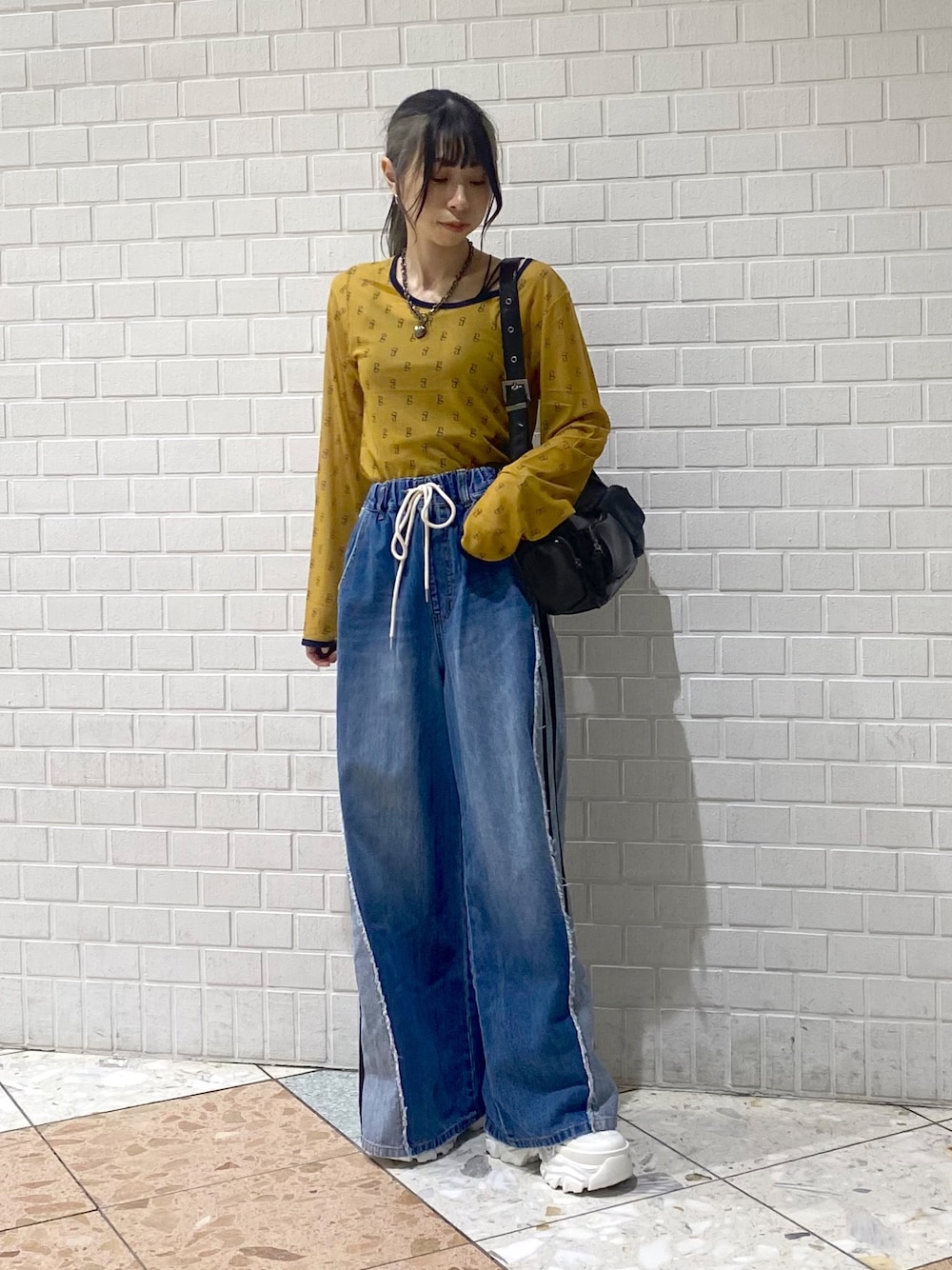 「秋服準備はじめました、デニム、PAGEBOY、ラフ、デニムパンツ、ワイドパンツ、シアートップス、マスタード、カジュアル、きれいめカジュアル」｜「PAGEBOYの<高畠百加着用アイテム>プラットチャンキースニーカー（スニーカー、ホワイト系）」を使った、matsuさん（レディース・156cm）の秋コーディネートの1枚目の写真