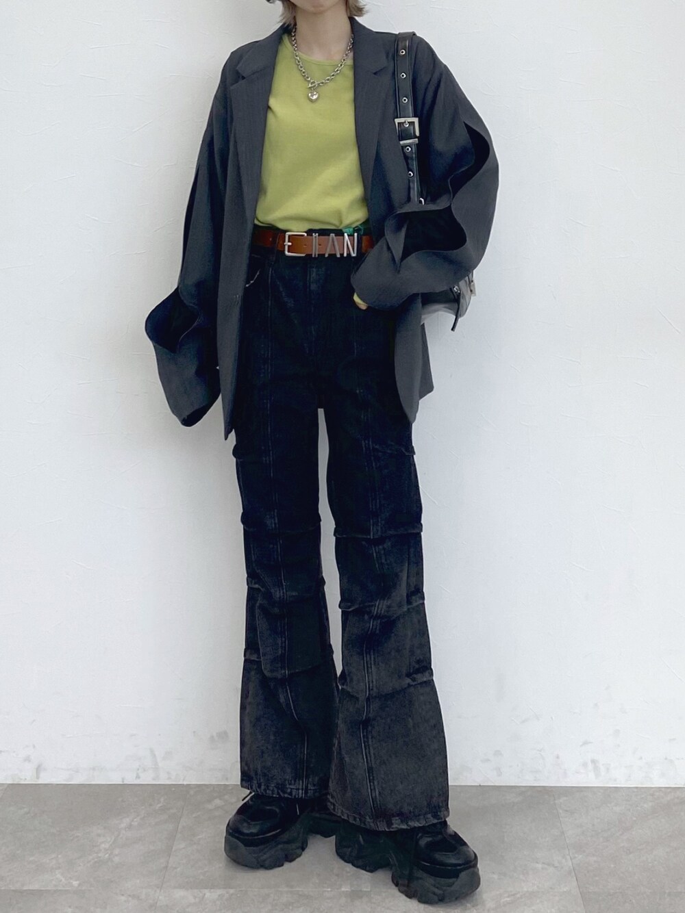 「PAGEBOY、Anui、ユニセックス、モード、デニム、デニムパンツ、フレアパンツ、ジャケットスタイル、ジャケット、春コーデ、春、厚底シューズ、スニーカー」｜「PAGEBOYのプラットチャンキースニーカー（スニーカー、ブラック系）」を使った、matsuさん（レディース・156cm）の春コーディネートの1枚目の写真