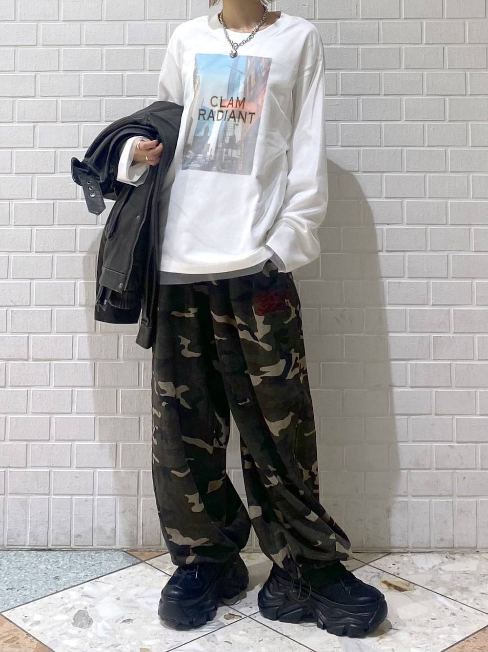 ブラック系のスニーカー、その他のスウェットパンツ、ホワイト系のTシャツ/カットソーを着用したレディースの秋コーディネートの1枚目の写真