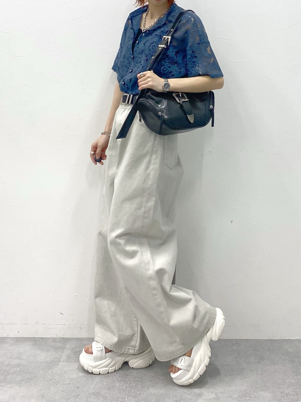 「PAGEBOY、デニムパンツ、デニム、レース、レーストップス、シャツスタイル、シャツ、厚底シューズ、厚底サンダル、ショルダーバッグ、きれいめカジュアル、きれいめ、ストレートデニム」｜「PAGEBOYのダッドコンビスポサン（サンダル、ホワイト系）」を使った、matsuさん（レディース・156cm）の春コーディネートの1枚目の写真