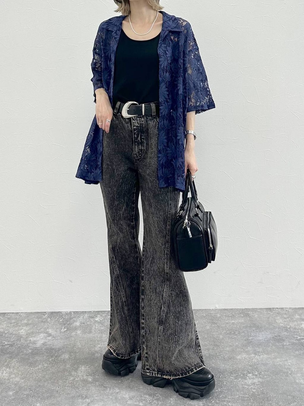 ブラック系のブーツ、ブラック系のキャミソール、ブルー系のシャツ/ブラウスを着用したレディースの春コーディネートの1枚目の写真