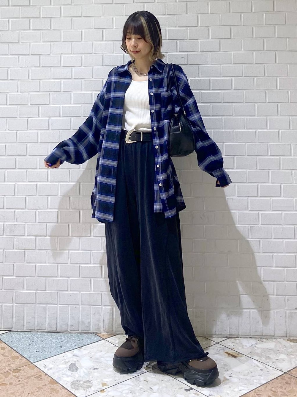「秋服準備はじめました、厚底シューズ、ブーツ、カジュアル、ベーシック/シンプル、女子ウケ、PAGEBOY、スウェット、スウェットパンツ、チェック、シャツ、シャツスタイル、オーバーサイズ、秋コーデ、ボストンバッグ」｜「PAGEBOYのレースアップソックスブーツ（ブーツ、ブラウン系）」を使った、matsuさん（レディース・156cm）の秋コーディネートの1枚目の写真