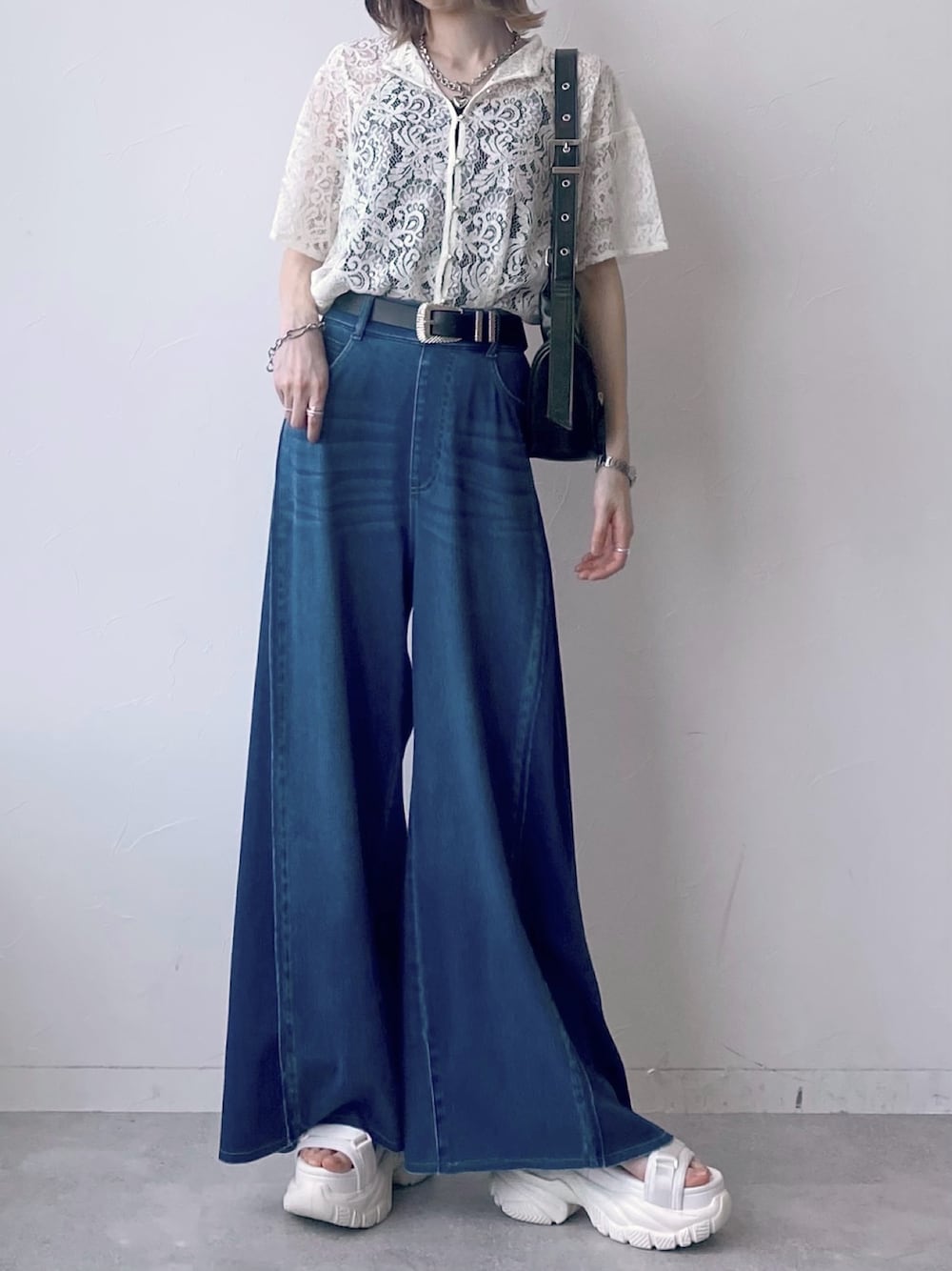 「PAGEBOY、デニムパンツ、デニム、ワイドパンツ、厚底シューズ、サンダル、レース、レーストップス、ショルダーバッグ、きれいめカジュアル、きれいめ、ブルー」｜「PAGEBOYのハートマンテルネックレス2（ネックレス、シルバー系）」を使った、matsuさん（レディース・156cm）の春コーディネートの1枚目の写真