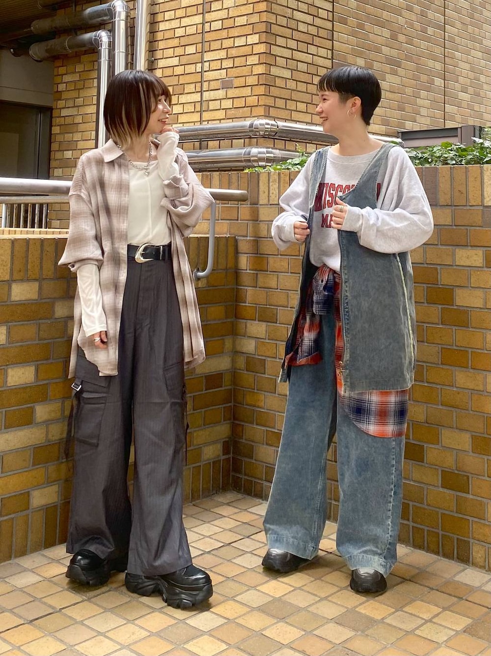 ブラック系のブーツ、オレンジ系のシャツ/ブラウス、ブルー系のその他パンツを着用したレディースの秋コーディネートの1枚目の写真