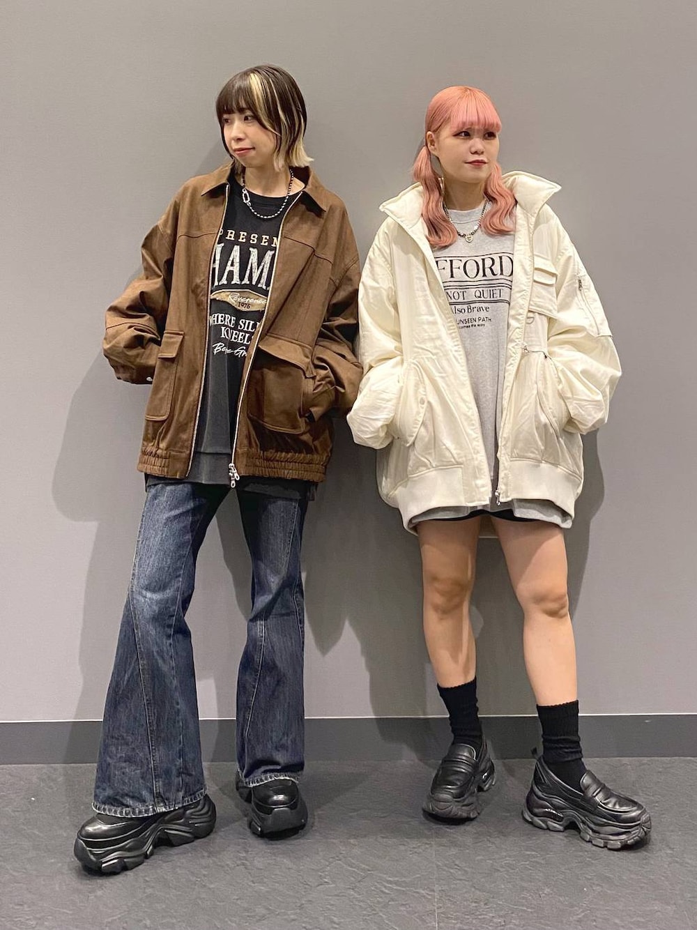 ブラック系のブーツ、ブルー系のデニムパンツ、ブラック系のローファーを着用したレディースの秋コーディネートの1枚目の写真