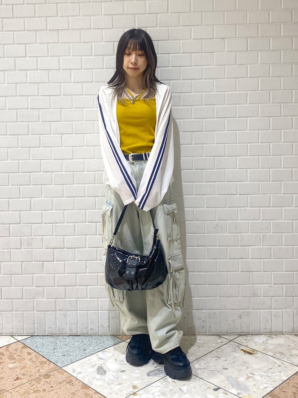 「PAGEBOY、パンツスタイル、デニム、カーゴパンツ、デニムパンツ、カジュアル、トラックジャケット、シアートップス、差し色コーデ、マスタード、厚底シューズ」｜「PAGEBOYのプラットチャンキースニーカー（スニーカー、ブラック系）」を使った、matsuさん（レディース・156cm）の夏コーディネートの1枚目の写真