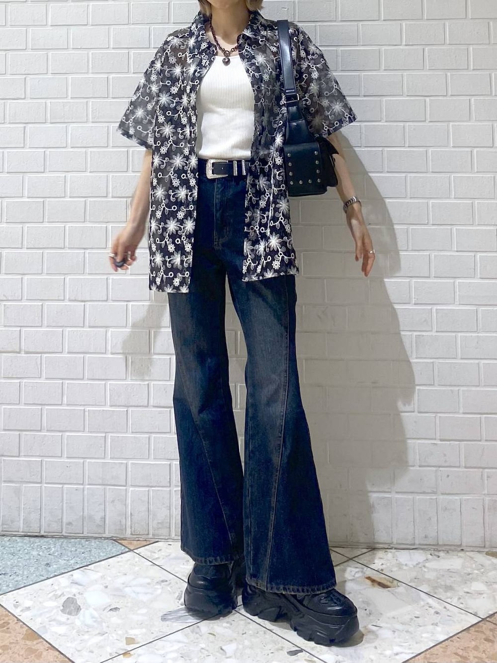 「カジュアル、ベーシック/シンプル、女子ウケ、PAGEBOY、デニムパンツ、フレアパンツ、シャツ、シャツスタイル、シアートップス、厚底シューズ、スニーカー、ショルダーバッグ」｜「PAGEBOYのプラットチャンキースニーカー（スニーカー、ブラック系）」を使った、matsuさん（レディース・156cm）の夏コーディネートの1枚目の写真