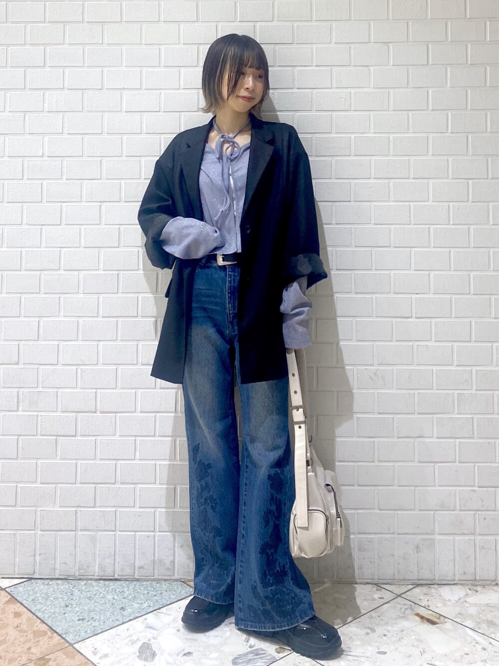 「PAGEBOY、デニムパンツ、デニム、フレアパンツ、スニーカー、ジャケット、ジャケットスタイル、春、春コーデ、ショルダーバッグ、キラキラ、ショート丈トップス、チョーカー、きれいめカジュアル、きれいめ」｜「PAGEBOYのワンストバレースニーカー（スニーカー、ブラック系）」を使った、matsuさん（レディース・156cm）の春コーディネートの1枚目の写真