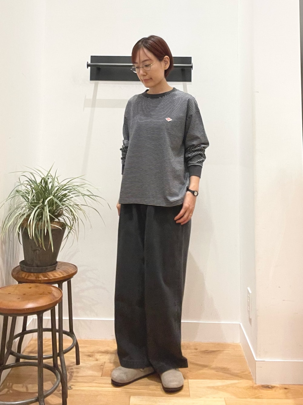 ブラック系のTシャツ/カットソー、ベージュ系のその他シューズ、ブラック系のデニムパンツを着用したレディースの夏コーディネートの1枚目の写真
