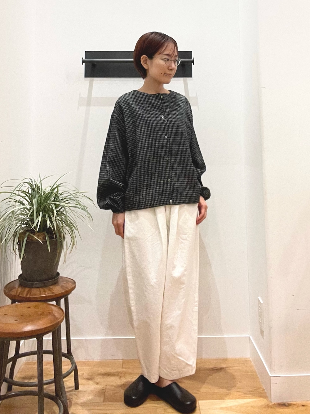 ブラック系のカーディガン/ボレロ、ホワイト系のその他パンツ、ブラック系のその他シューズを着用したレディースの秋コーディネートの1枚目の写真