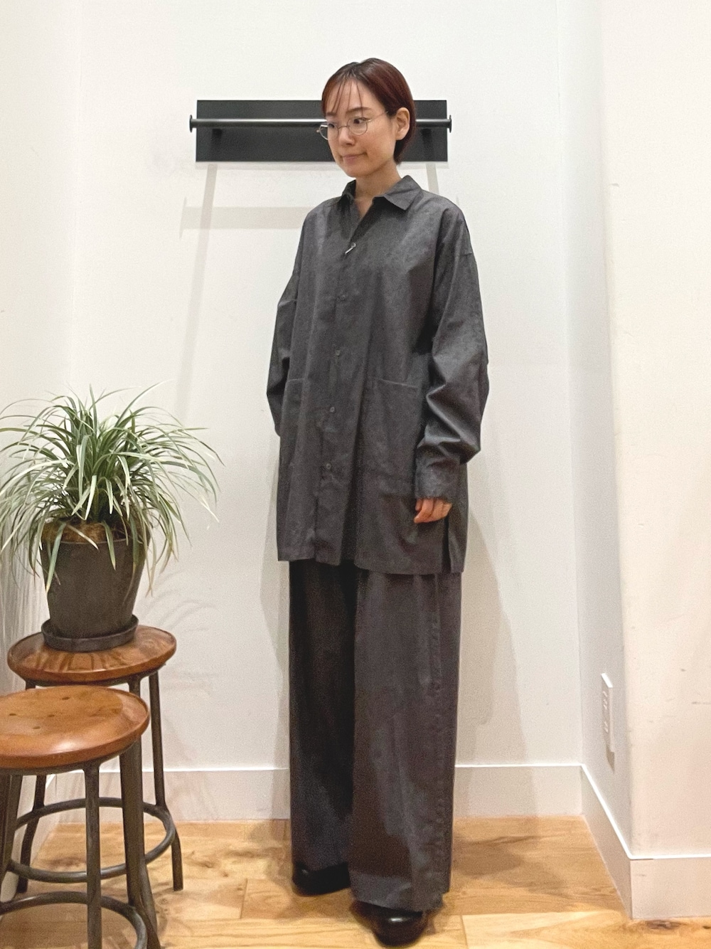 ブラック系のその他シューズ、グレー系のその他パンツ、グレー系のシャツ/ブラウスを着用したレディースの秋コーディネートの1枚目の写真