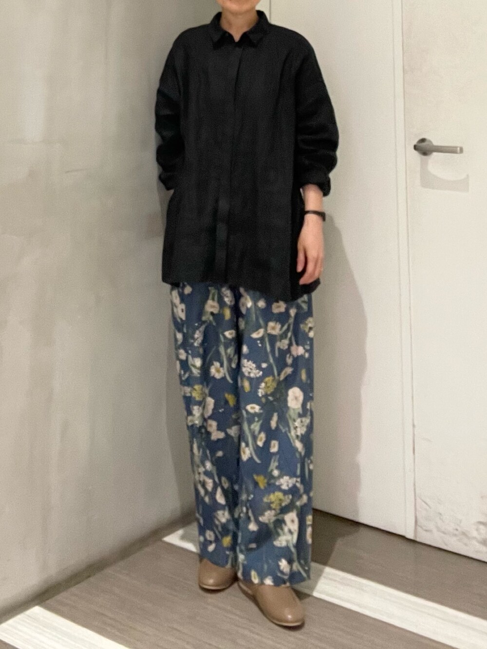 ブルー系のその他パンツ、ブラック系のシャツ/ブラウス、ベージュ系のローファーを着用したレディースの春コーディネートの1枚目の写真