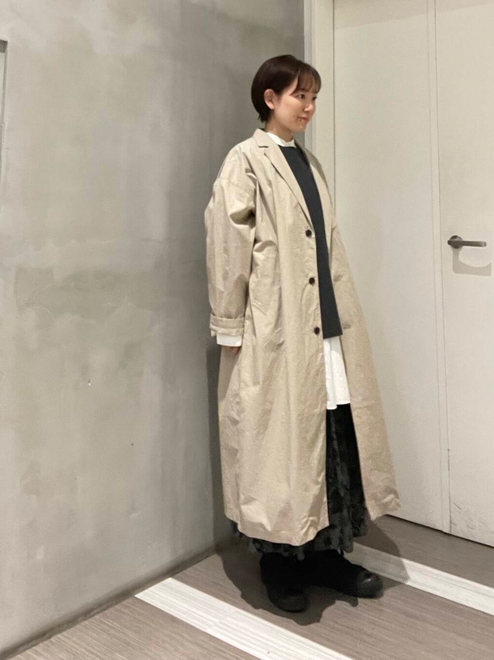 「ママコーデ、かぐれ、アーバンリサーチドアーズ、春アウター、newarrival、30代、40代、骨格ナチュラル、イエベ秋、スタッフのこれ買いました、ナチュラル×カジュアル、ナチュラル×きれいめ、暮らしを楽しむ、春のジャケットスタイル」｜「かぐれのドライコットンニットベスト（ベスト、グレー系）」を使った、iseさん（レディース・157cm）の冬コーディネートの1枚目の写真