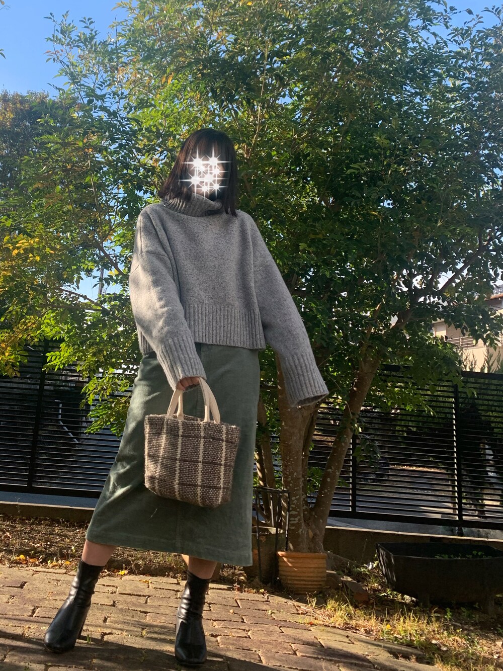 「おしゃれさんと繋がりたい、スカートコーデ、ゆるニット、シンプル、トートバッグ、ロングスカート、私の推しブランド、ローリーズファーム(LOWRYS FARM)、無印良品、タートルネックニット、高校生、カラースカート、グリーン」｜「moment+の【2021A/W New Arrival】5G タートルネックショート丈ニットプルオーバー（ニット/セーター、グレー系）」を使った、fuyuchiko0214さん（レディース・157cm）の冬コーディネートの1枚目の写真
