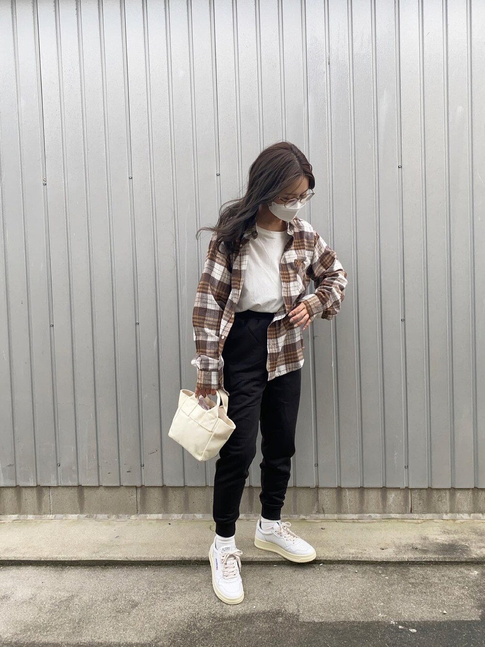 「メガネ女子、めがね、チェックシャツ、秋コーデ、スウェット、スウェットパンツ、スニーカー、韓国ファッション、韓国」｜「autryのアイテム（スニーカー、ホワイト系）」を使った、fullmoonさん（レディース・157cm）の秋コーディネートの1枚目の写真