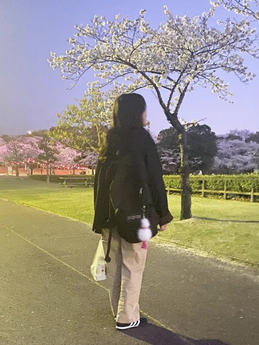「アディダス、スニーカー、ジャンスポ、韓国ファッション、韓国」｜「Right-onのアイテム（ミリタリージャケット、ブラック系）」を使った、fullmoonさん（レディース・157cm）の春コーディネートの1枚目の写真