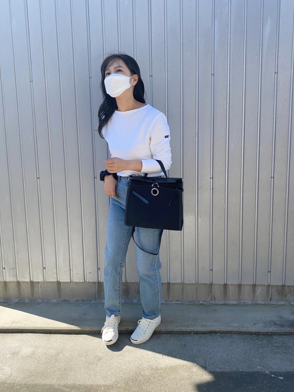 「デニム、スニーカー、韓国ファッション、韓国、カジュアルコーデ、jack purcell、saint james、ジャックパーセル、セントジェームス」｜「SAINT JAMESの【SAINT JAMES】OUESSANT SOLID（Tシャツ/カットソー、ホワイト系）」を使った、fullmoonさん（レディース・157cm）の秋コーディネートの1枚目の写真