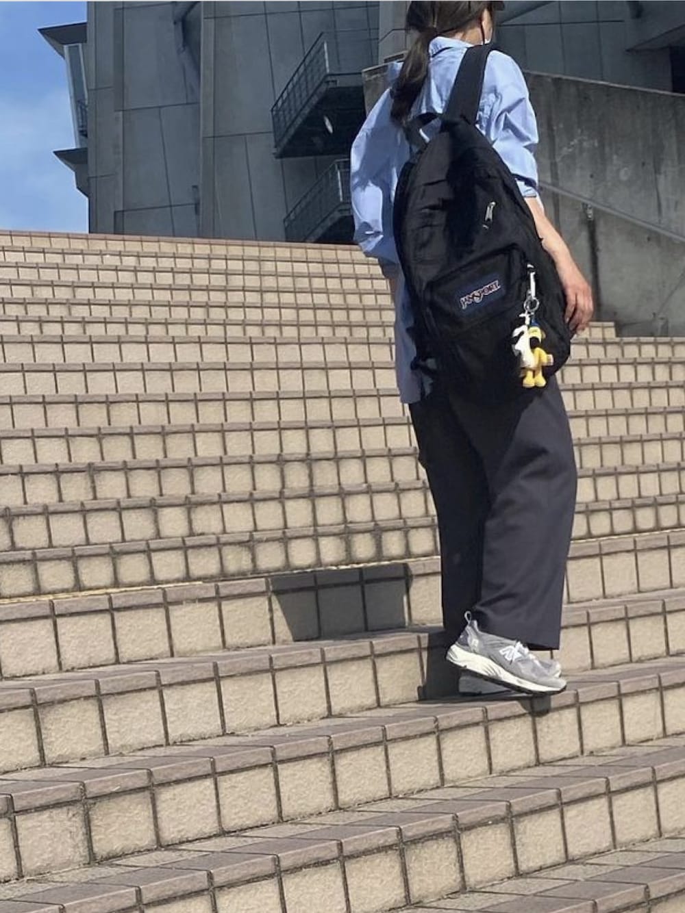 「韓国ファッション、韓国、ニューバランス、カジュアル、スニーカー、ブルーシャツ、休日スタイル」｜「JANSPORTのJANSPORT BIG STUDENT（バックパック/リュック、ブラック系）」を使った、fullmoonさん（レディース・157cm）の春コーディネートの1枚目の写真
