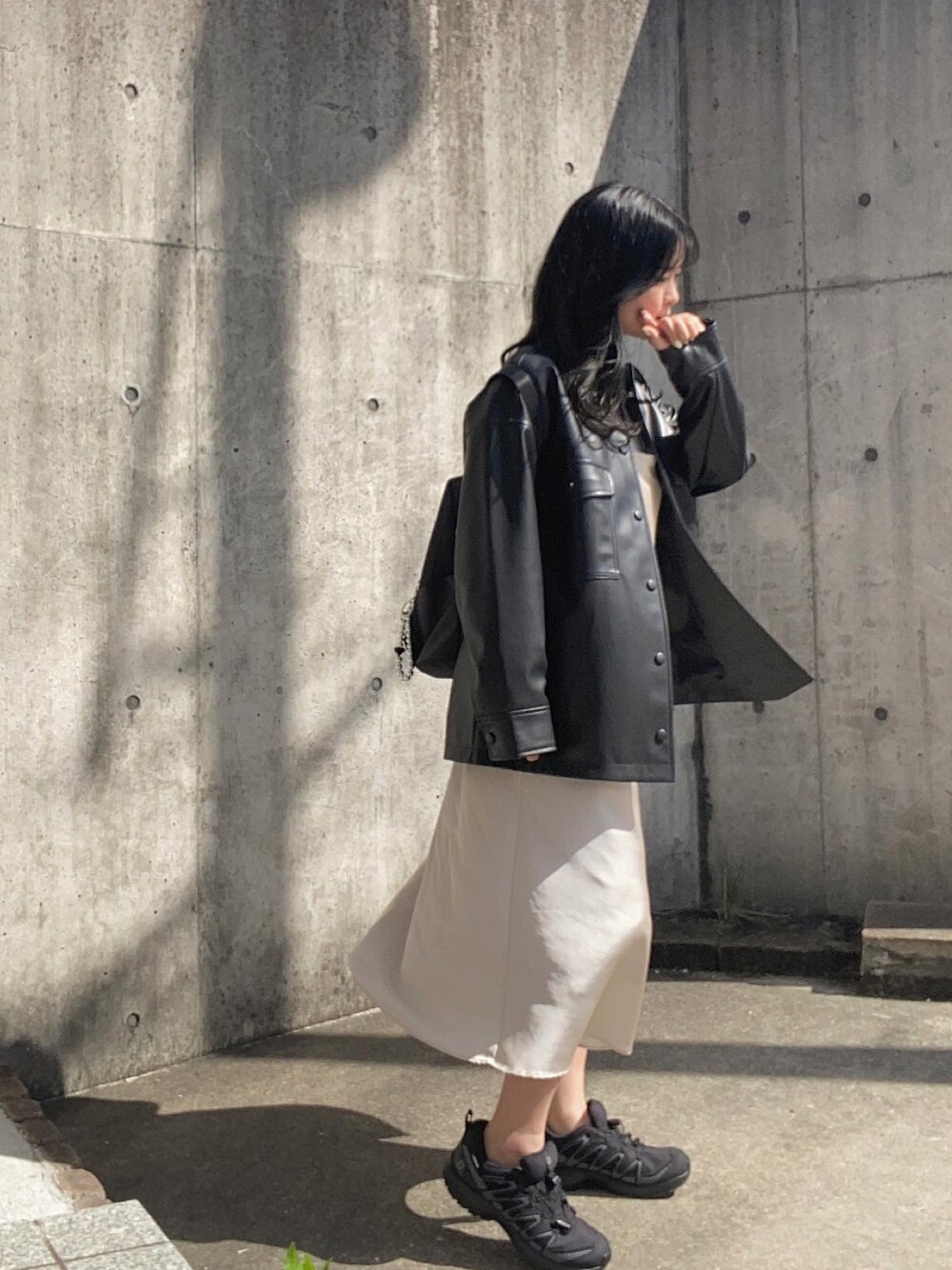 「韓国ファッション、韓国、レザージャケット、サテンワンピース、サロモン、SALOMON」｜「BEAUTY&YOUTH UNITED ARROWSのアイテム（ライダースジャケット、ブラック系）」を使った、fullmoonさん（レディース・157cm）の春コーディネートの1枚目の写真