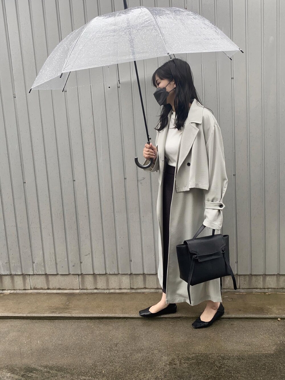 「雨の日コーデ、雨、スプリングコート、ミントグリーン、ロングコート、タイトスカート、モノトーン、淡色モノトーン」｜「abahouse mavieのｳﾞｨﾝﾃｰｼﾞﾂｲﾙﾚｲﾔｰﾄﾞｺｰﾄ（トレンチコート、グリーン系）」を使った、fullmoonさん（レディース・157cm）の春コーディネートの1枚目の写真