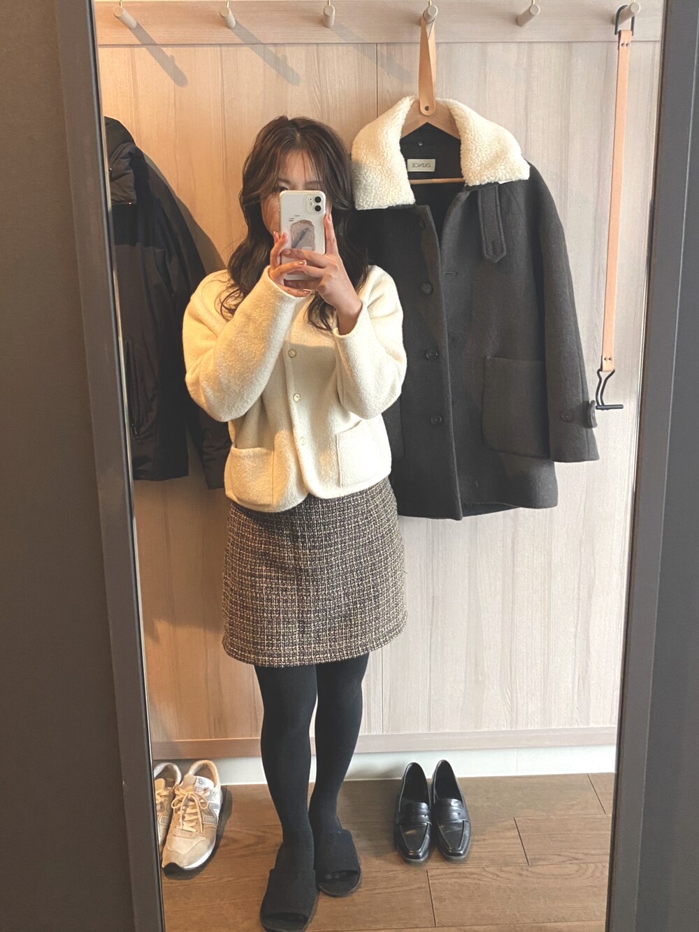 「韓国ファッション、韓国、ミニスカート、金ボタン、カーディガン、タイツ、コート、ounce、SHEIN」｜「ounceのアイテム（カーディガン/ボレロ、ホワイト系）」を使った、fullmoonさん（レディース・157cm）の冬コーディネートの1枚目の写真